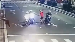 Video: Bắt nghi phạm cầm rựa chém người khi đang dừng đèn đỏ tại một ngã tư ở Cà Mau