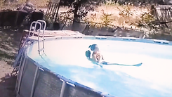 Video: Bé trai 10 tuổi cứu mẹ thoát khỏi đuối nước do lên cơn co giật trong hồ bơi