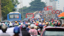 Video: Hàng ngàn người đổ về bến xe Miền Đông, dòng xe nêm chặt, nhích từng chút