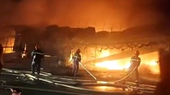 Video: Cháy kiôt bán quần áo ở chợ, lửa đỏ rực trong đêm ở Bình Dương