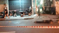 Video: Hai người đàn ông đang chạy xe máy thì dừng lại cự cãi, một người bị đâm chết
