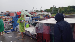 Video: Dông lốc làm sập nhà trưng bày hội chợ triển lãm ở Phú Quốc