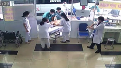 Video: Người đàn ông hóc bánh trung thu, được cấp cứu kịp thời ngay tại cửa phòng bệnh