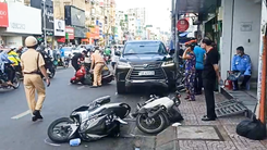 Video: Hiện trường vụ ô tô tông hàng loạt xe máy dừng mua nước mía ở Phú Nhuận