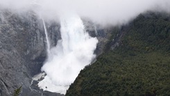 Video: Sông băng trên núi đổ ầm ầm, bụi tuyết bay trắng trời ở Chile