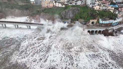 Video: Bão Muifa đổ bộ, sóng biển 'nhảy' tới nóc nhà