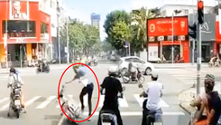 Video: Cô gái bị ô tô kéo lê, nam thanh niên vứt xe máy lao ra cứu