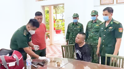 Video: Một đối tượng mang theo 2 khẩu súng từ Campuchia về Việt Nam bị bắt giữ ở cửa khẩu Mỹ Quý Tây