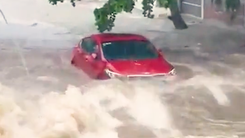 Video: Mưa lớn, nhiều ô tô trên đường bị cuốn trôi