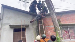 Video: Khống chế thanh niên cố thủ trên nóc nhà, dùng gạch đá ném công an