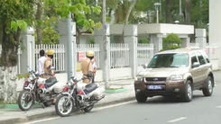 Video: Tạm giữ ô tô nghi gắn biển xanh giả, chở luật sư dự phiên tòa ở Tiền Giang