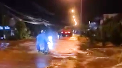 Video: Mưa lớn vào chiều tối, nước tràn qua đường cuốn trôi người và xe máy ở Đồng Nai
