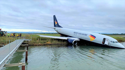 Video: Máy bay trượt khỏi đường băng, lao xuống hồ nước