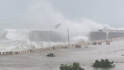Video: Bão số 4 đang gây mưa to sóng lớn tại đảo Lý Sơn