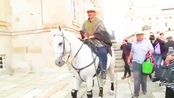 Video: Nghị sĩ cưỡi ngựa vào tòa nhà Quốc hội ở Colombia