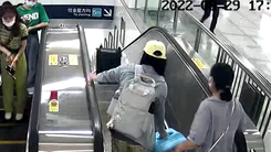 Video: Bất cẩn làm rơi vali trên thang cuốn khiến người khác bị vạ lây