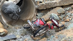 Video: Nghi vấn một nam bảo vệ bị nước cuốn xuống hồ khai thác đá mất tích, xe máy kẹt ở miệng cống