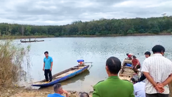 Video: Hai cha con bơi xuồng đi thăm rẫy bị chìm ở lòng hồ Thác Mơ, con được cứu, cha tử vong