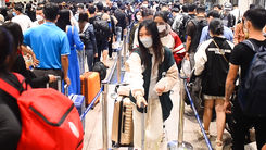 Video: Đông nghẹt hành khách tại sân bay Tân Sơn Nhất