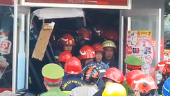 Video: Hiện trường sập cửa hàng tiện lợi ở TP.HCM, nhiều người bị mắc kẹt bên trong