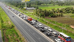 Video: Sáng mùng 2 Tết, cao tốc TP.HCM - Trung Lương kẹt xe kéo dài