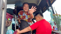 Video: Ba bà cháu bị nhà xe bỏ giữa đường, được CSGT giúp về lại Vũng Tàu