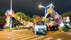 Video: Hiện trường vụ sập cổng chào mừng năm mới ở Nha Trang