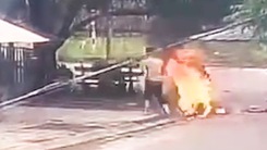 Video: Nhóm người xông vào tưới xăng đốt một phụ nữ, nghi đánh ghen