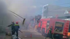 Video: Hỏa hoạn thiêu rụi 8 kiốt tại chợ Long Khánh ngày vía Thần Tài