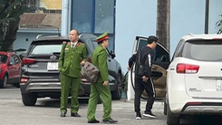 Video: Bắt tạm giam hai lãnh đạo cấp phòng thuộc Cục Đăng kiểm Việt Nam để điều tra về tội nhận hối lộ