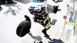 Video: Bánh xe tải bay như tên bắn, cảnh sát đứng trước nhà hàng bị thương nhẹ