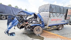 Xe tải nát đầu sau va chạm xe container ở TP Thủ Dầu Một