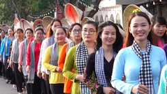 Gần 5.000 phụ nữ diễu hành với áo bà ba, áo dài thướt tha