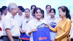 Trao học bổng Tiếp sức đến trường cho tân sinh viên Quảng Nam - Đà Nẵng