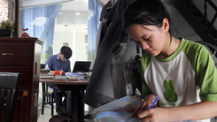 'Vòng quay đi học, đi làm' và câu chuyện vượt khó của hai tân sinh viên quê miền Trung