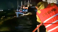 Cứu 10 người trên tàu cá sắp chìm trong đêm ở Quảng Bình