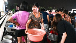Hàng trăm hộ dân khu đô thị ở Hà Nội mang xô, chậu chờ lấy nước sạch
