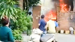 Ô tô đang đậu trước nhà ở quận Tân Phú bất ngờ bốc cháy