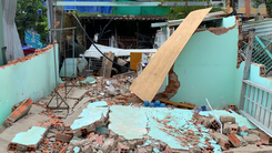 Cận cảnh hàng trăm căn nhà xây 'lụi' bị phá dỡ ở quận Bình Tân