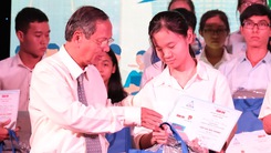 Trao học bổng Tiếp sức đến trường cho tân sinh viên nghèo xứ Huế