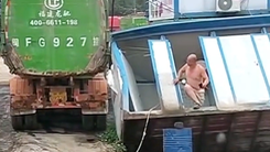 Xe tải tông nhà vệ sinh di động, người đàn ông hoảng loạn tưởng động đất