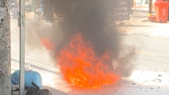 Xe máy điện bốc cháy khi đang chạy trên đường ở TP.HCM