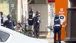 Xả súng làm 2 người bị thương, nghi can tiếp tục bắt giữ con tin ở Nhật Bản