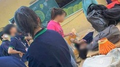 Nữ sinh quỳ khóc trước cửa lớp: Trường nói không kỷ luật học sinh quay video