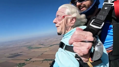Khoảnh khắc cụ bà 104 tuổi nhảy dù từ độ cao hơn 4.000m