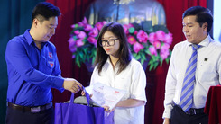 Trao học bổng Tiếp sức đến trường cho 86 tân sinh viên 4 tỉnh Bắc Trung Bộ