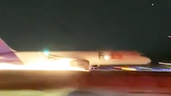 Máy bay Boeing mài bụng tóe lửa trên đường băng