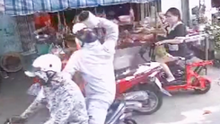 Hai thanh niên đi xe máy tạt mắm tôm vào quầy thịt heo ở quận Bình Tân