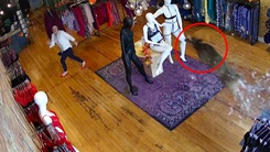Camera ghi cảnh 'vị khách bất thường' náo loạn ở cửa hàng đồ lót nữ