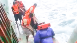 Cứu hai người trên sà lan bị trôi dạt giữa biển Thừa Thiên Huế